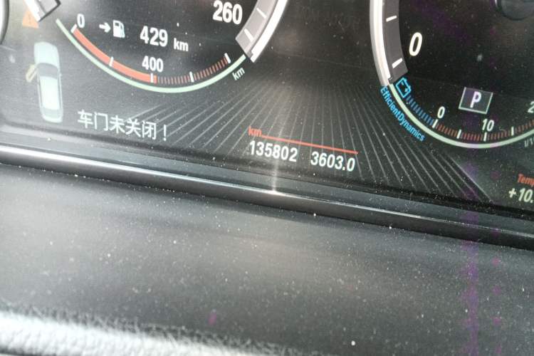 Used BMW 5 Series GT 2015 528i Leading Model Odometer Close Up