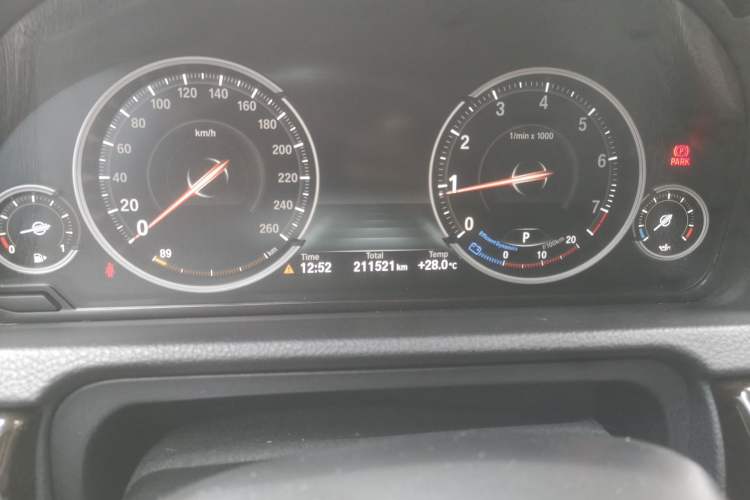 Used BMW 5 Series GT 2015 528i Leading Model Odometer Close Up