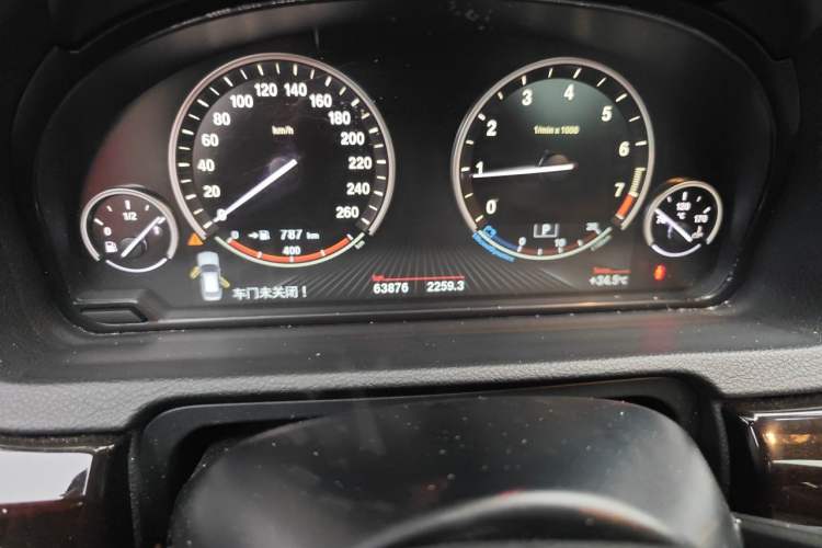 Used BMW 5 Series GT 2015 528i Leading Model Odometer Close Up