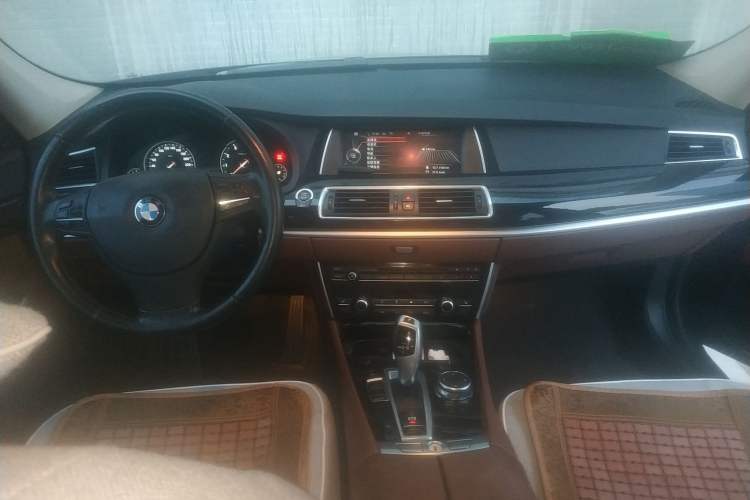 Used BMW 5 Series GT 2015 528i Leading Model Center Console