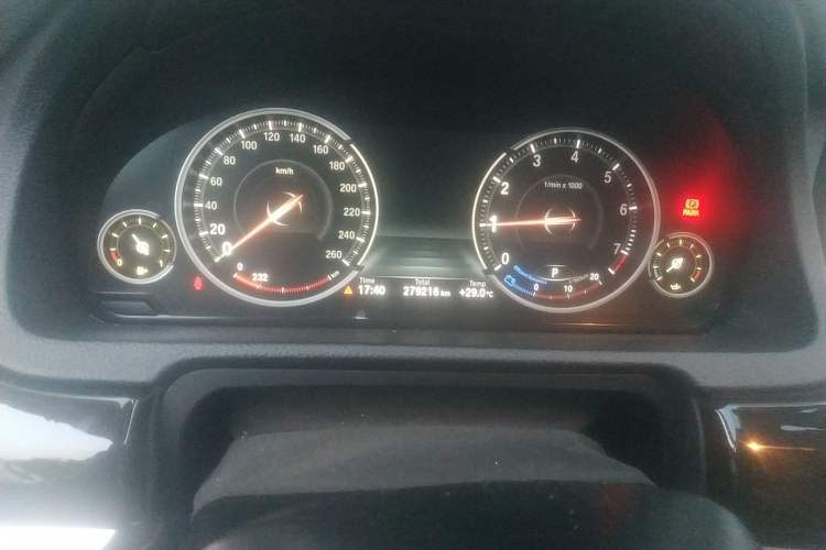 Used BMW 5 Series GT 2015 528i Leading Model Odometer Close Up
