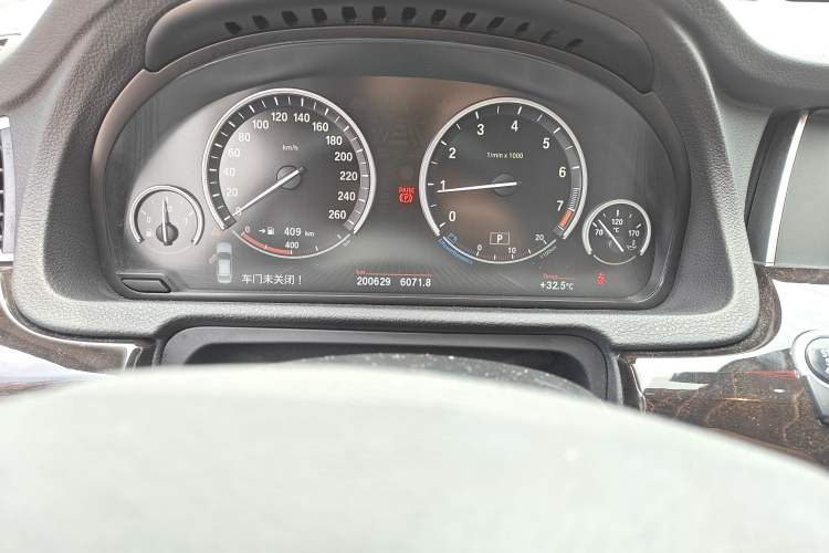 Used BMW 5 Series GT 2015 528i Leading Model Odometer Close Up