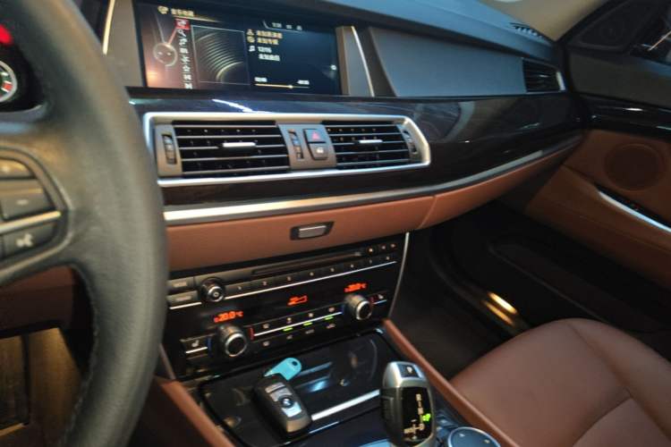 Used BMW 5 Series GT 2015 528i Leading Model Audio And AC Panel