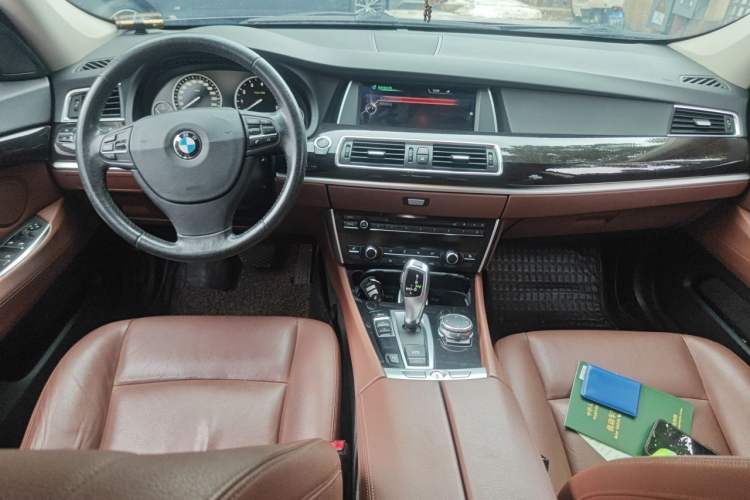 Used BMW 5 Series GT 2015 528i Leading Model Center Console