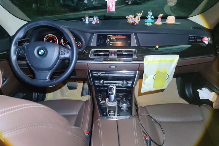 Used BMW 5 Series GT 2015 535i Luxury Edition Center Console