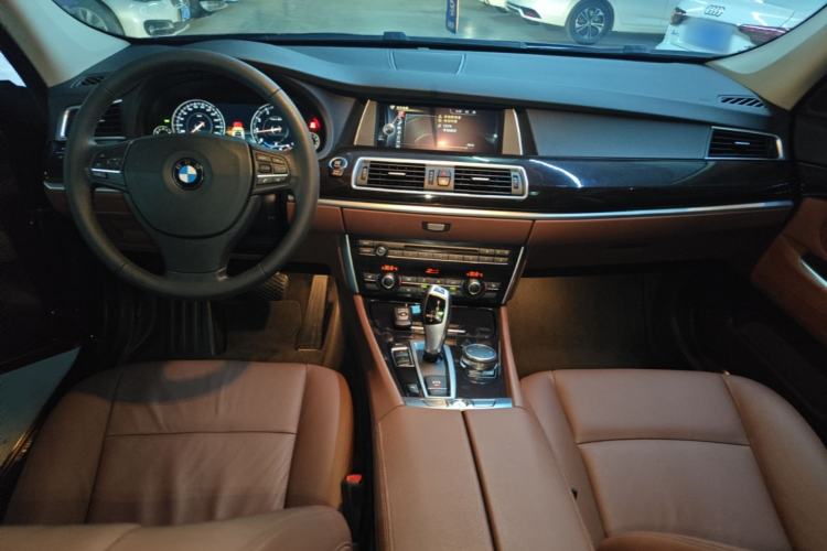 Used BMW 5 Series GT 2015 528i Leading Model Center Console