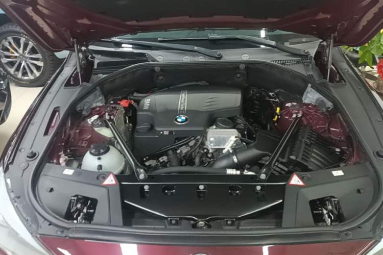 Used BMW 5 Series GT 2015 528i Leading Model Engine Bay