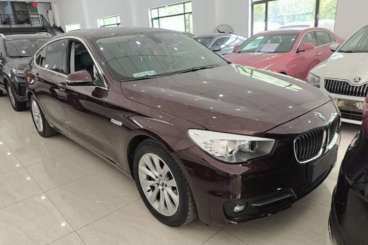 Used BMW 5 Series GT 2015 528i Leading Model Front Right 45 Deg