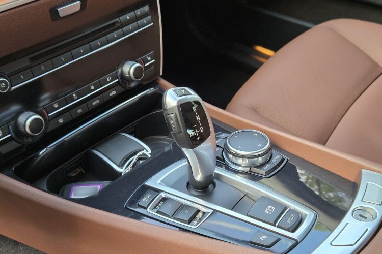 Used BMW 5 Series GT 2015 528i Leading Model Interior 4