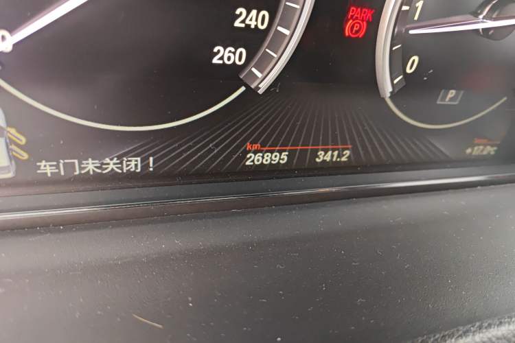 Used BMW 5 Series GT 2015 528i Leading Model Odometer Close Up
