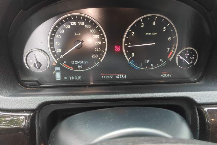 Used BMW 5 Series GT 2015 528i Leading Model Odometer Close Up