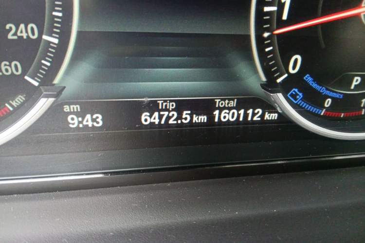 Used BMW 5 Series GT 2015 528i Leading Model Odometer Close Up