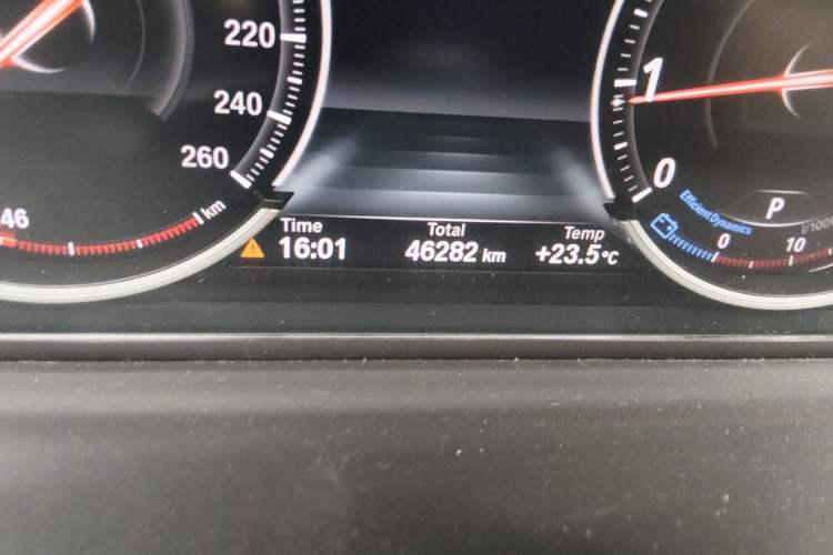 Used BMW 5 Series GT 2015 528i Leading Model Odometer Close Up