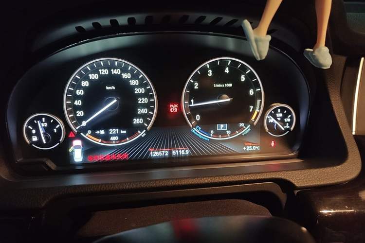 Used BMW 5 Series GT 2015 528i Leading Model Odometer Close Up