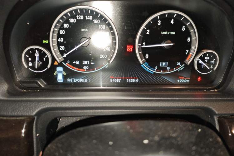 Used BMW 5 Series GT 2015 528i Leading Model Odometer Close Up