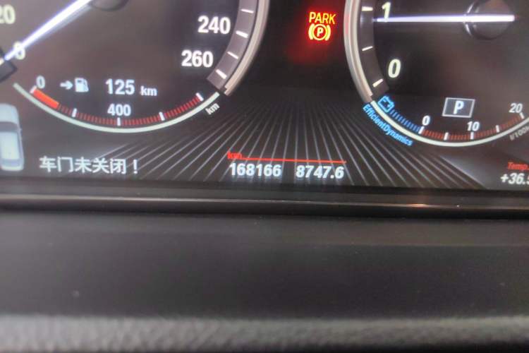 Used BMW 5 Series GT 2015 528i Leading Model Odometer Close Up
