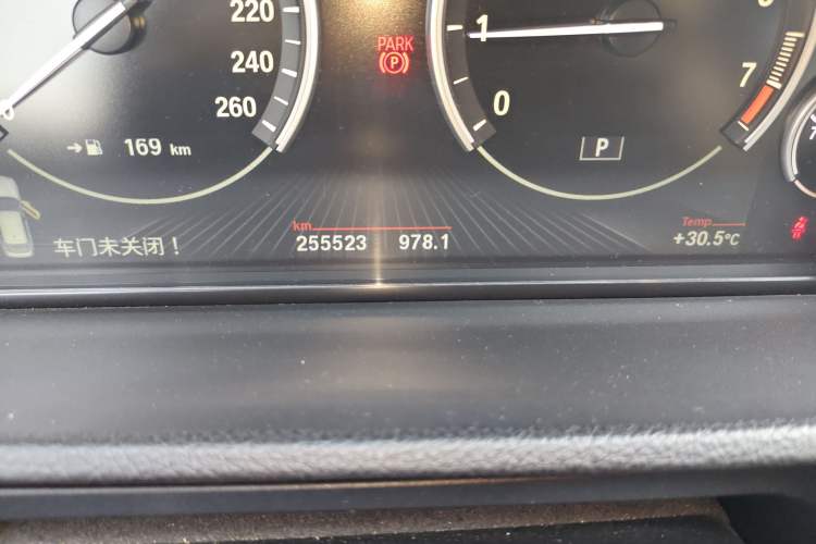 Used BMW 5 Series GT 2015 528i Leading Model Odometer Close Up