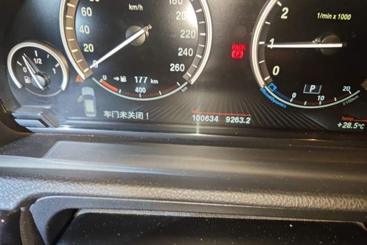 Used BMW 5 Series GT 2015 528i Leading Model Odometer Close Up