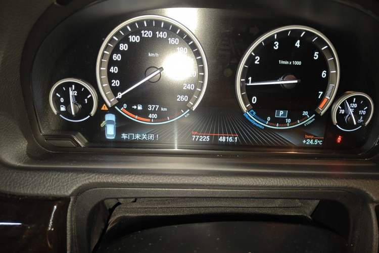 Used BMW 5 Series GT 2015 528i Leading Model Odometer Close Up