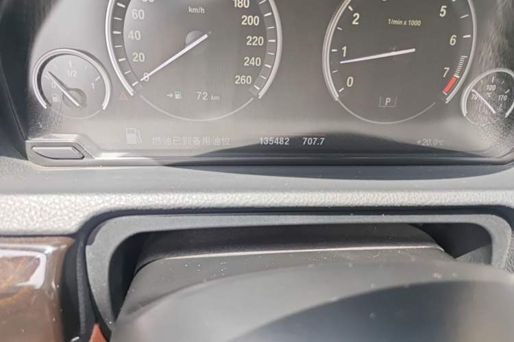 Used BMW 5 Series GT 2015 528i Leading Model Odometer Close Up