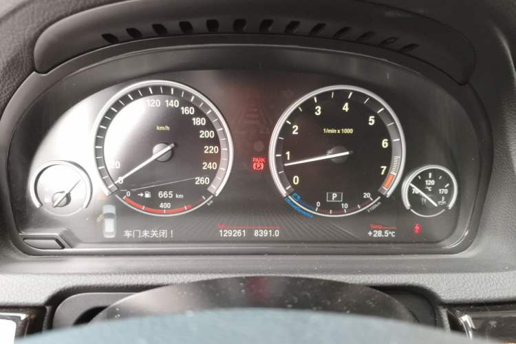 Used BMW 5 Series GT 2015 528i Leading Model Odometer Close Up