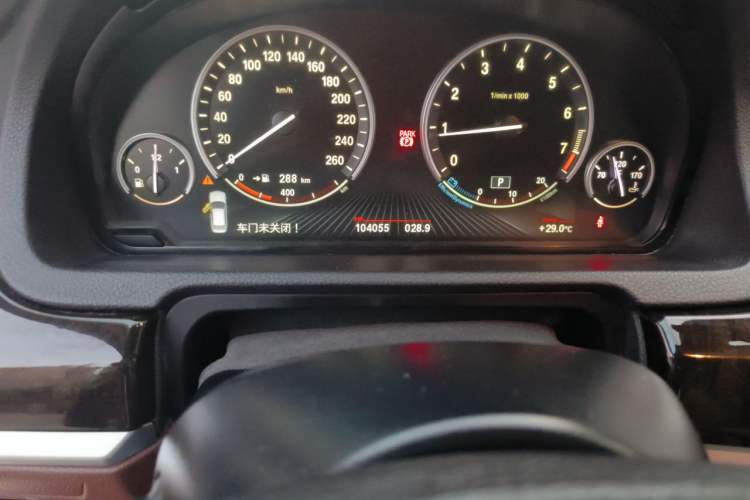 Used BMW 5 Series GT 2015 528i Leading Model Odometer Close Up