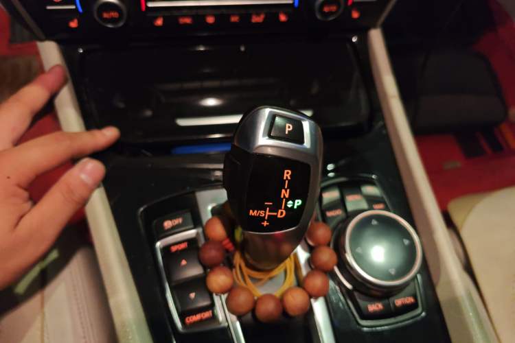 Used BMW 5 Series GT 2015 535i Luxury Edition Gear Lever