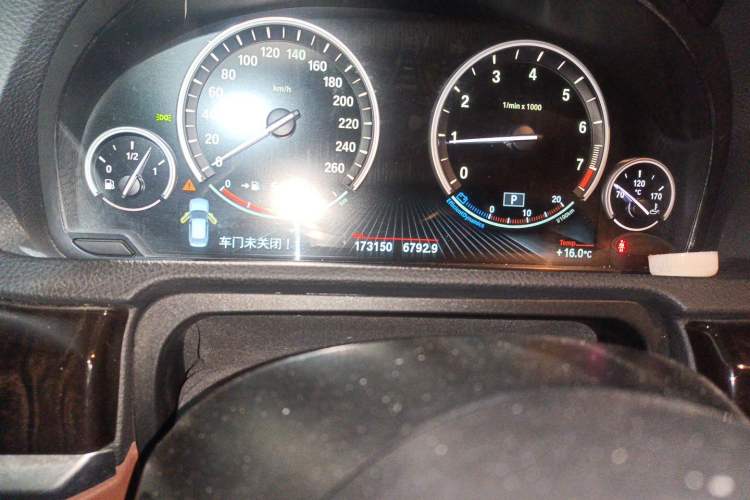 Used BMW 5 Series GT 2015 528i Leading Model Odometer Close Up