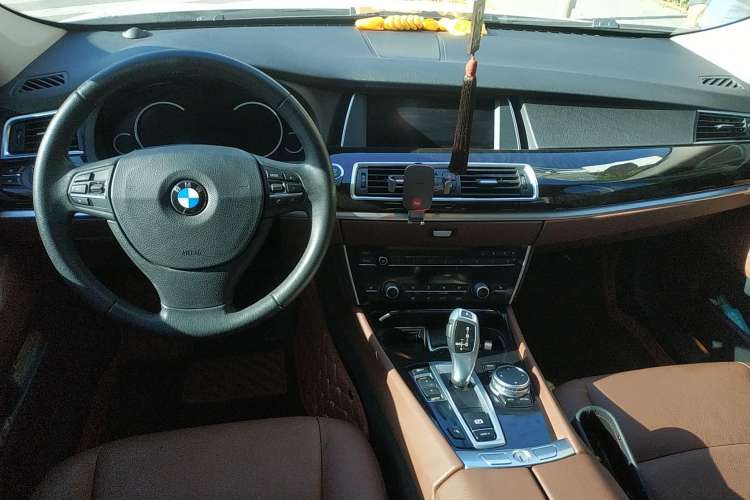 Used BMW 5 Series GT 2015 528i Leading Model Center Console