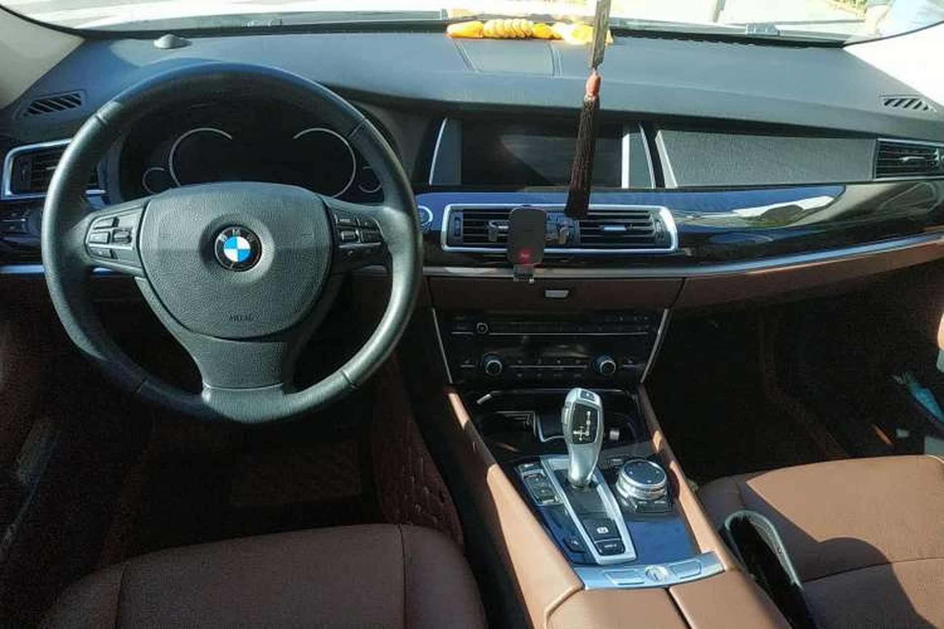 Used BMW 5 Series GT 2015 528i Leading Model Center Console