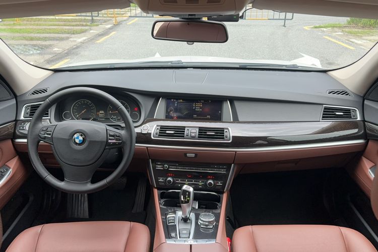 Used BMW 5 Series GT 2015 528i Leading Model Center Console