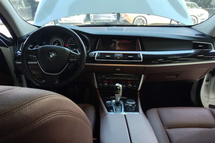 Used BMW 5 Series GT 2015 535i Leading Model Center Console