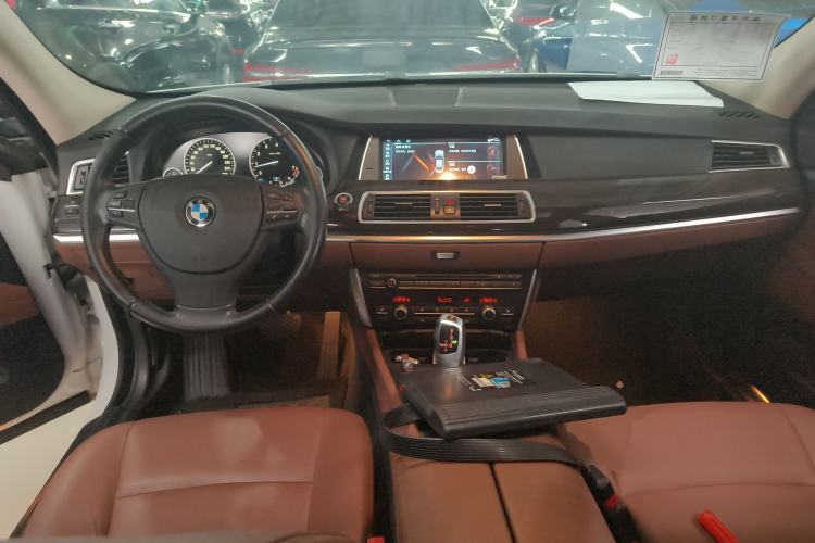 Used BMW 5 Series GT 2015 528i Leading Model Center Console