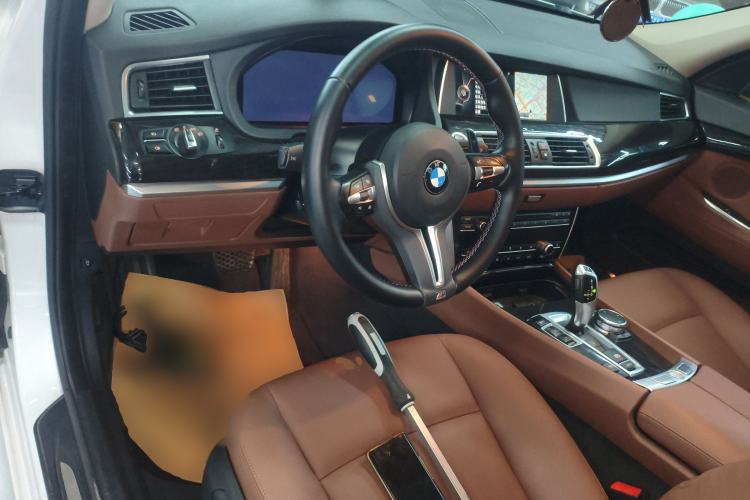 Used BMW 5 Series GT 2015 528i Leading Model Center Console
