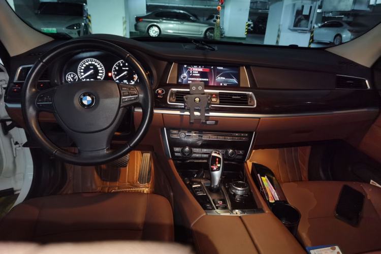 Used BMW 5 Series GT 2015 528i Leading Model Center Console