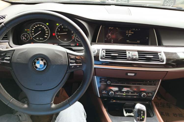 Used BMW 5 Series GT 2015 528i Luxury Edition Center Console