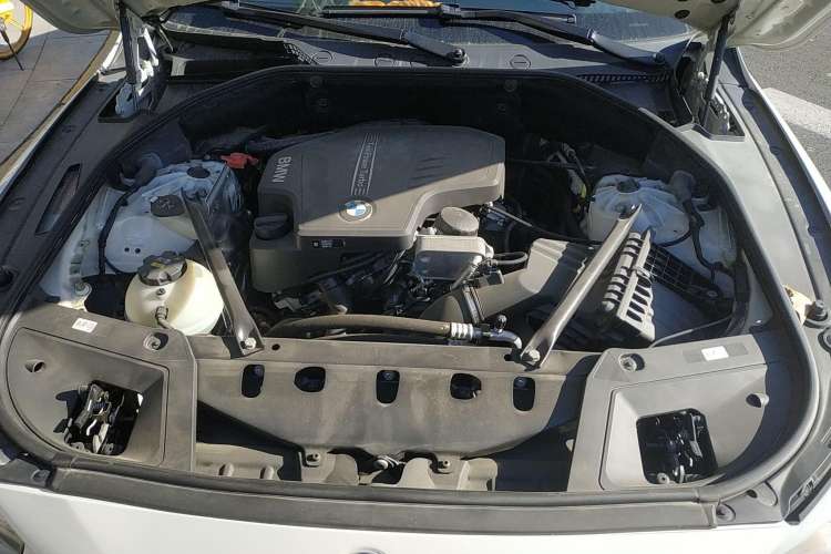 Used BMW 5 Series GT 2015 528i Leading Model Engine Bay