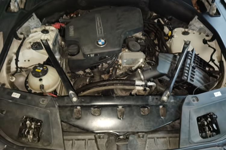 Used BMW 5 Series GT 2015 528i Leading Model Engine Bay