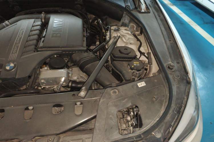 Used BMW 5 Series GT 2015 535i xDrive Engine Bay Left