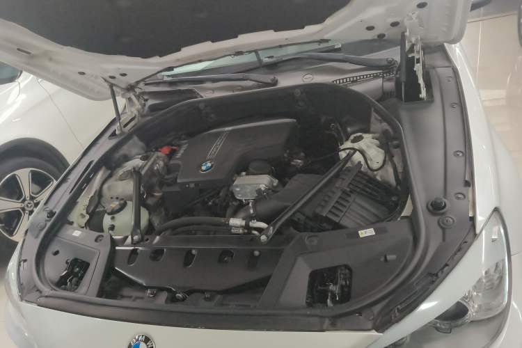 Used BMW 5 Series GT 2015 528i Leading Model Engine Bay