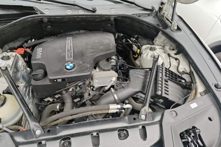 Used BMW 5 Series GT 2015 528i Leading Model Engine Bay