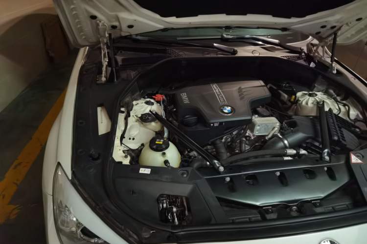 Used BMW 5 Series GT 2015 528i Leading Model Engine Bay Right