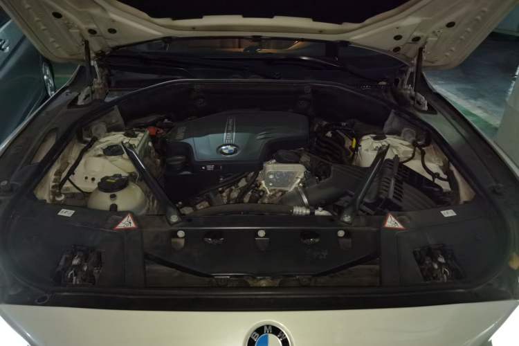 Used BMW 5 Series GT 2015 528i Leading Model Engine Bay