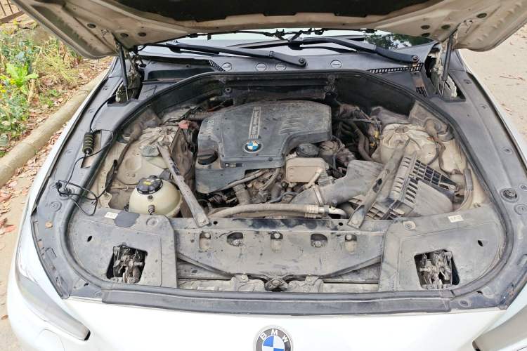 Used BMW 5 Series GT 2015 528i Leading Model Engine Bay