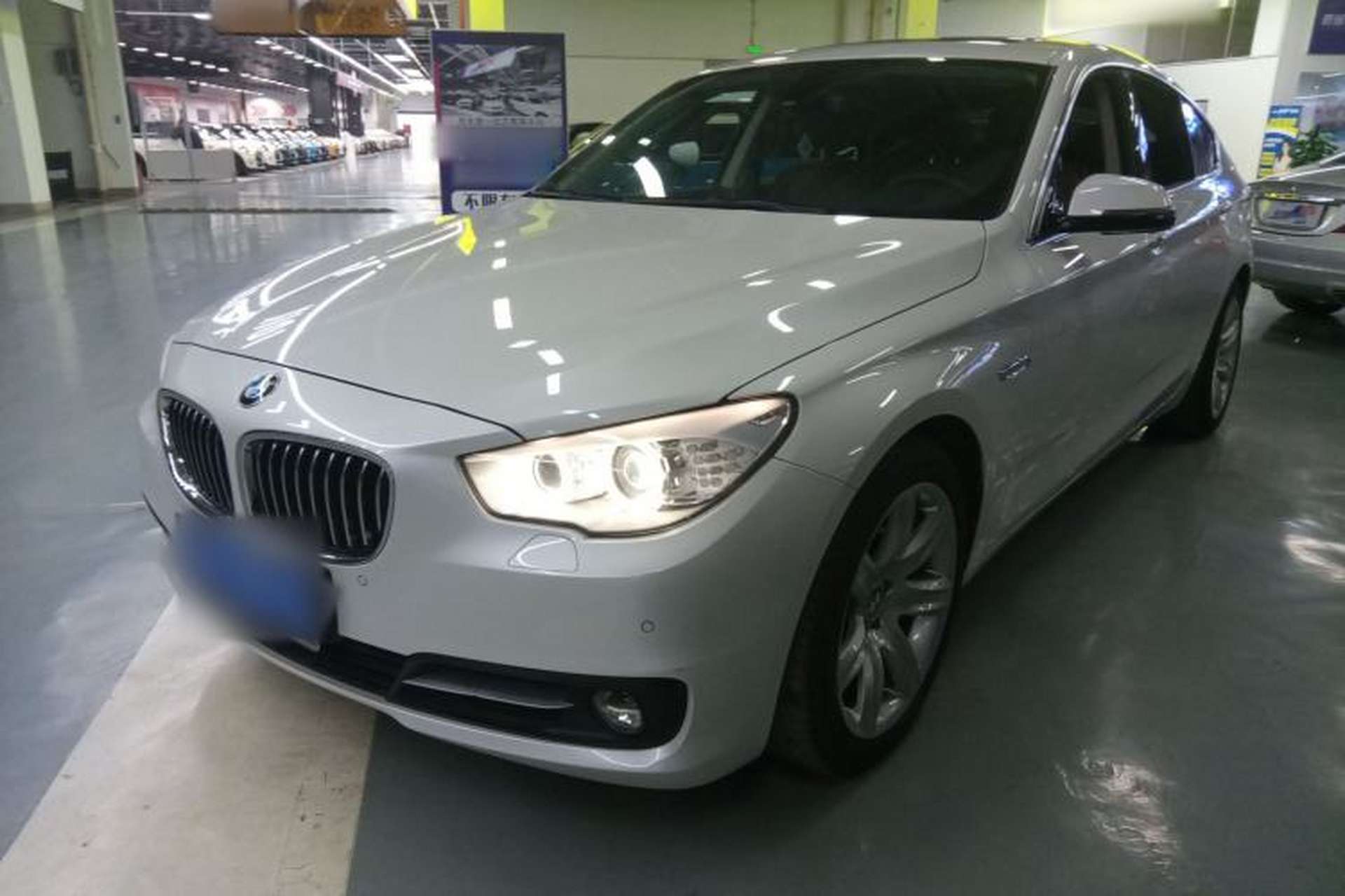 Used BMW 5 Series GT 2015 528i Leading Model Front Left 45 Deg