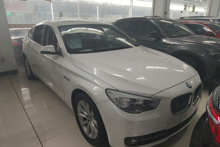 Used BMW 5 Series GT 2015 528i Leading Model Front Right 45 Deg