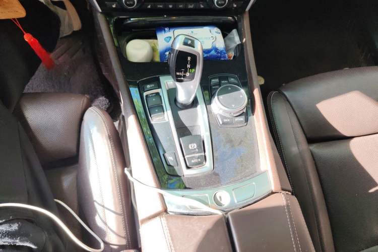 Used BMW 5 Series GT 2015 528i Luxury Edition Gear Lever