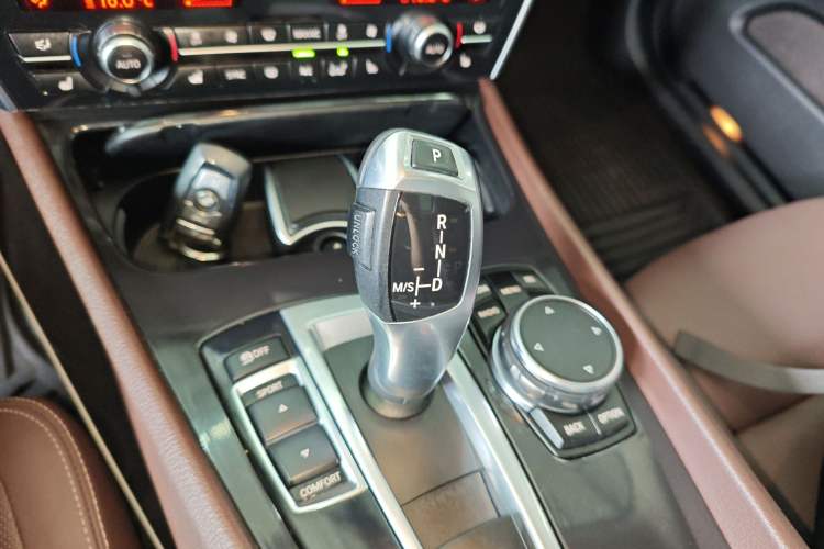 Used BMW 5 Series GT 2015 528i Luxury Edition Gear Lever