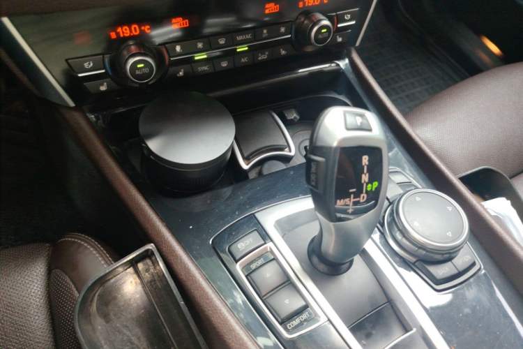 Used BMW 5 Series GT 2015 528i Luxury Edition Gear Lever
