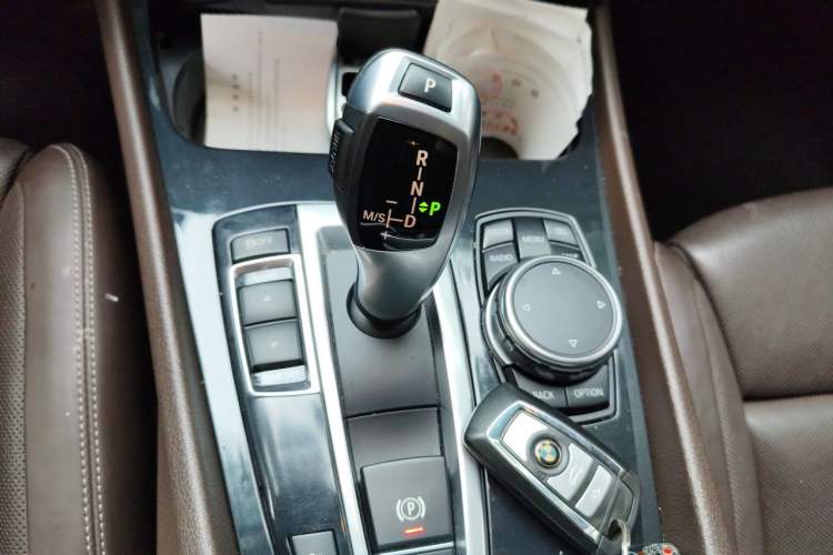 Used BMW 5 Series GT 2015 528i Luxury Edition Gear Lever